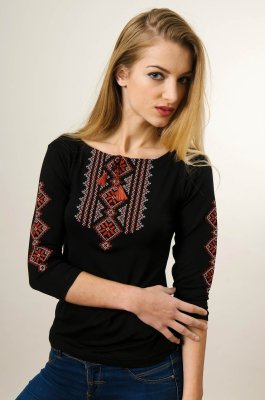 Молодіжна жіноча вишита футболка з рукавом 3/4 чорного кольору з червоним орнаментом «Гуцулка» S - 8609743 - SvitStyle