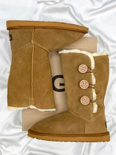 UGG Bailey Button Triplet II High Caramel (рр 36-41) Розпродаж! - SvitStyle